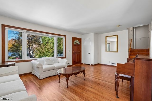 4 Nautical Ter, Jefferson Twp., NJ 07849
