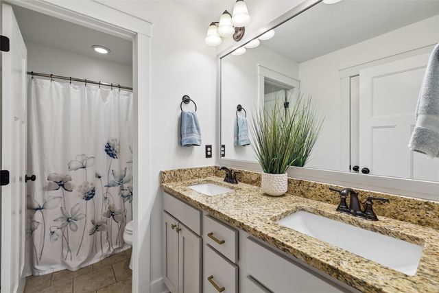 15204 Northview Drive, Urbandale, IA 50323