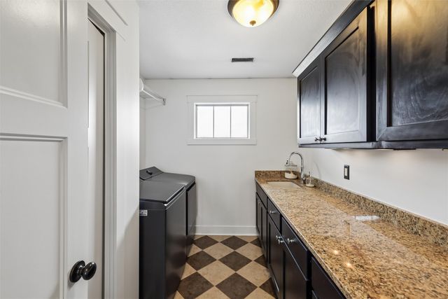 15204 Northview Drive, Urbandale, IA 50323