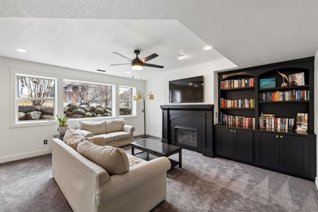 15204 Northview Drive, Urbandale, IA 50323