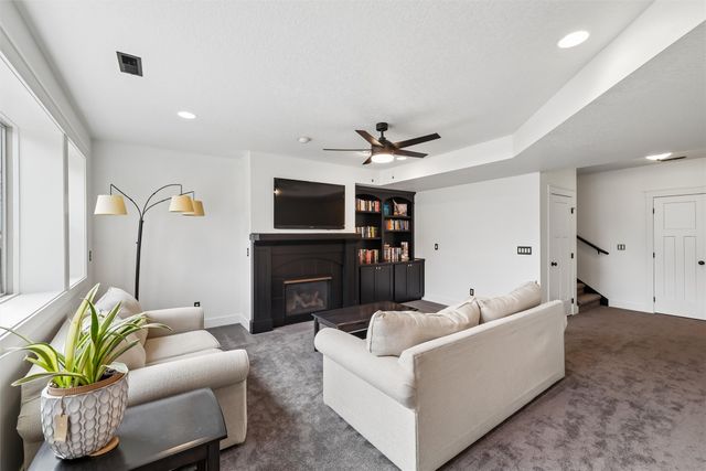 15204 Northview Drive, Urbandale, IA 50323