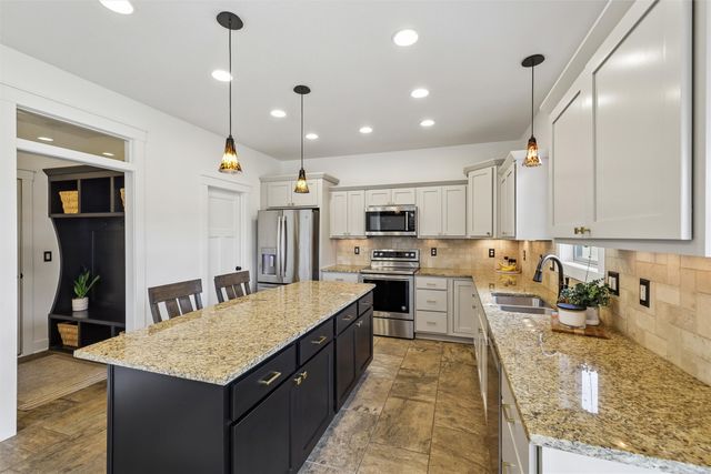 15204 Northview Drive, Urbandale, IA 50323