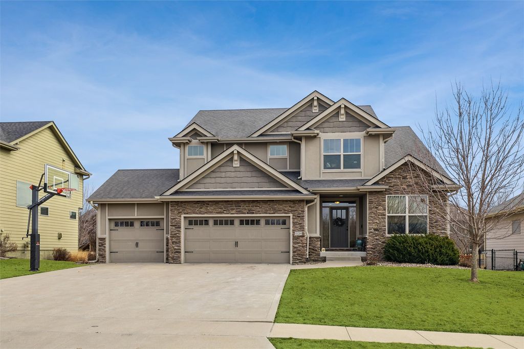 15204 Northview Drive, Urbandale, IA 50323