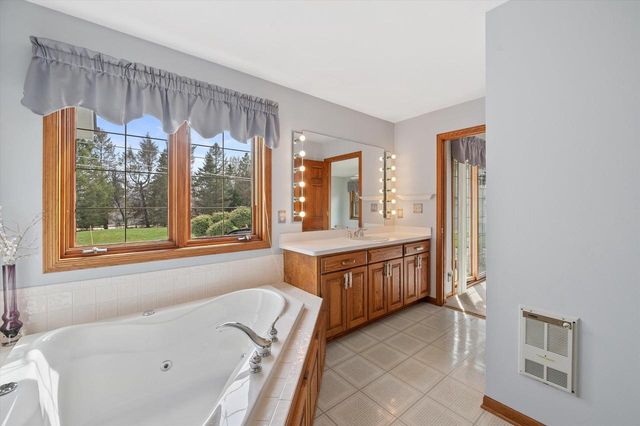 1511 Prairie LANE, Hubertus, WI 53033