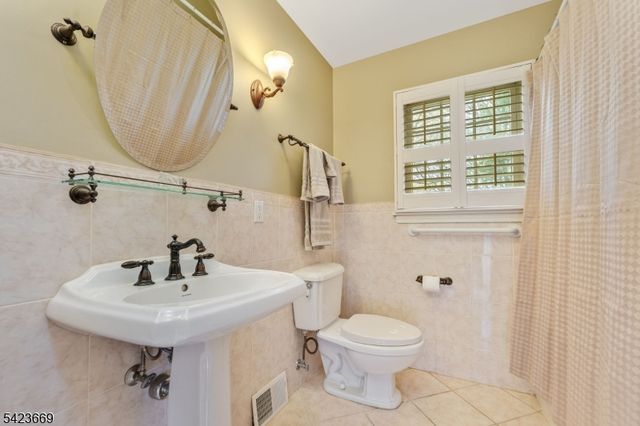 5 Abrams Rd, Holland Twp., NJ 08848