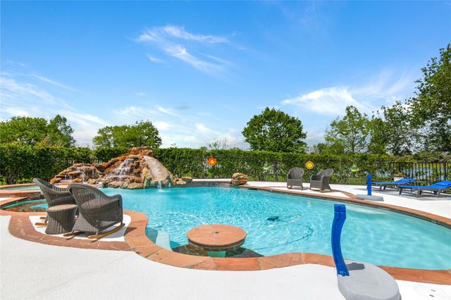 143 Lago Circle Drive N, Santa Fe, TX 77517