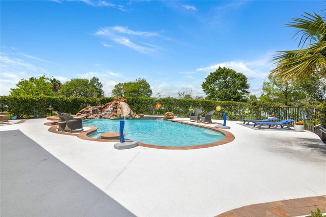 143 Lago Circle Drive N, Santa Fe, TX 77517