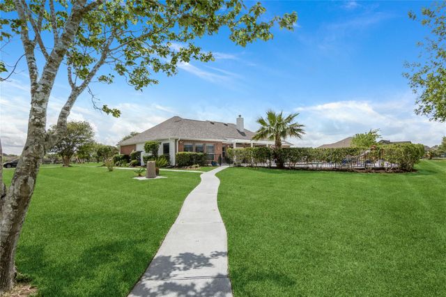 143 Lago Circle Drive N, Santa Fe, TX 77517