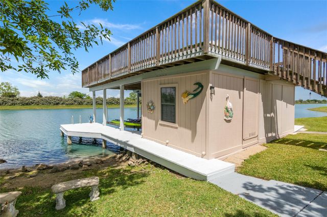 143 Lago Circle Drive N, Santa Fe, TX 77517