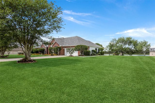 143 Lago Circle Drive N, Santa Fe, TX 77517