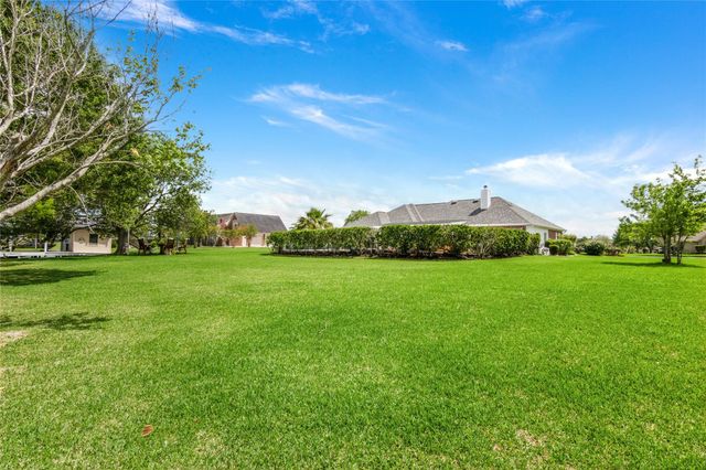 143 Lago Circle Drive N, Santa Fe, TX 77517