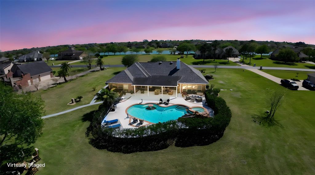 143 Lago Circle Drive N, Santa Fe, TX 77517