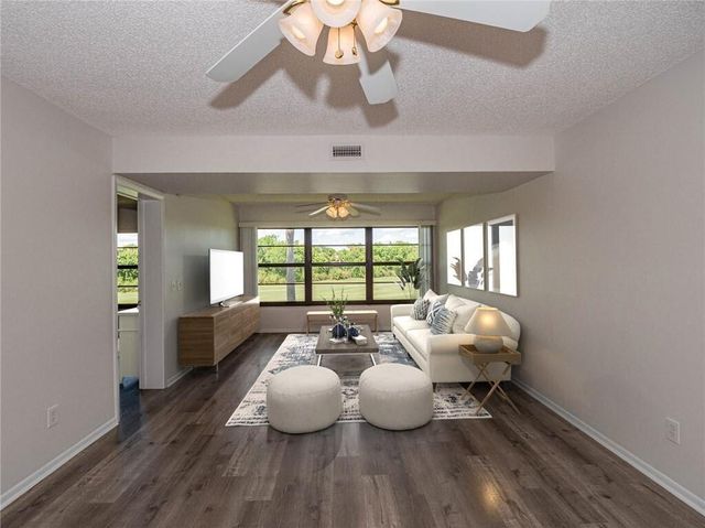 28 Plantation Drive 202, Vero Beach, FL 32966