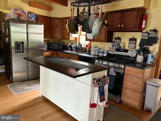 295 GREENWOODS DR, Berkeley Springs, WV 25411