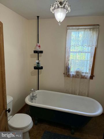 295 GREENWOODS DR, Berkeley Springs, WV 25411