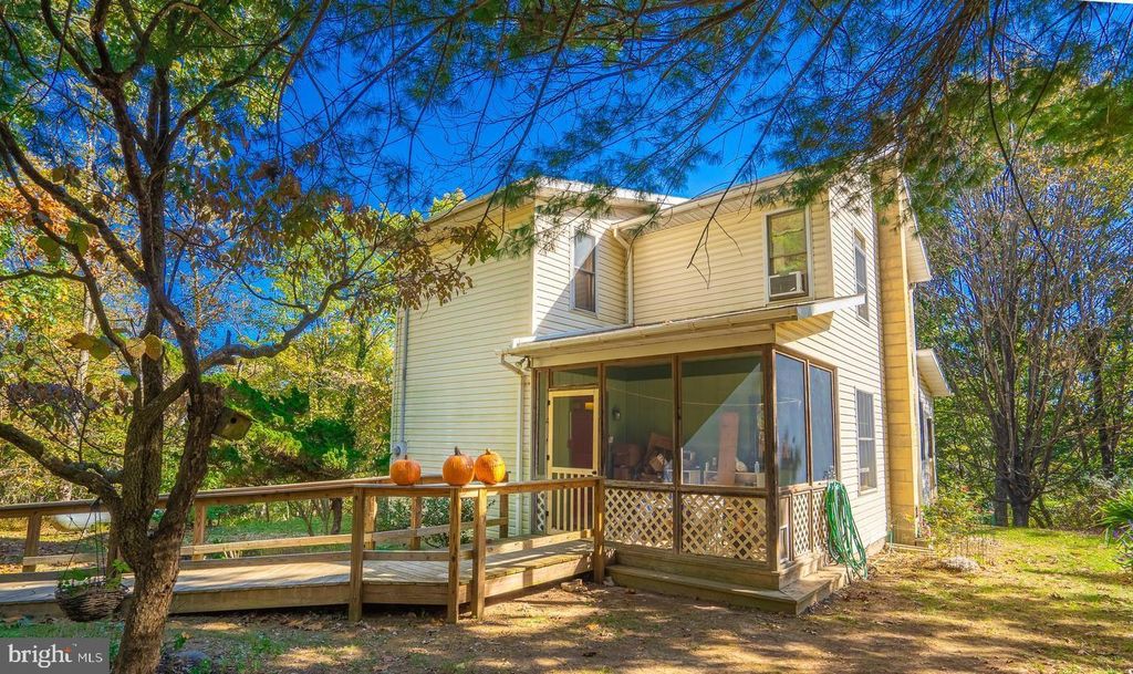 295 GREENWOODS DR, Berkeley Springs, WV 25411