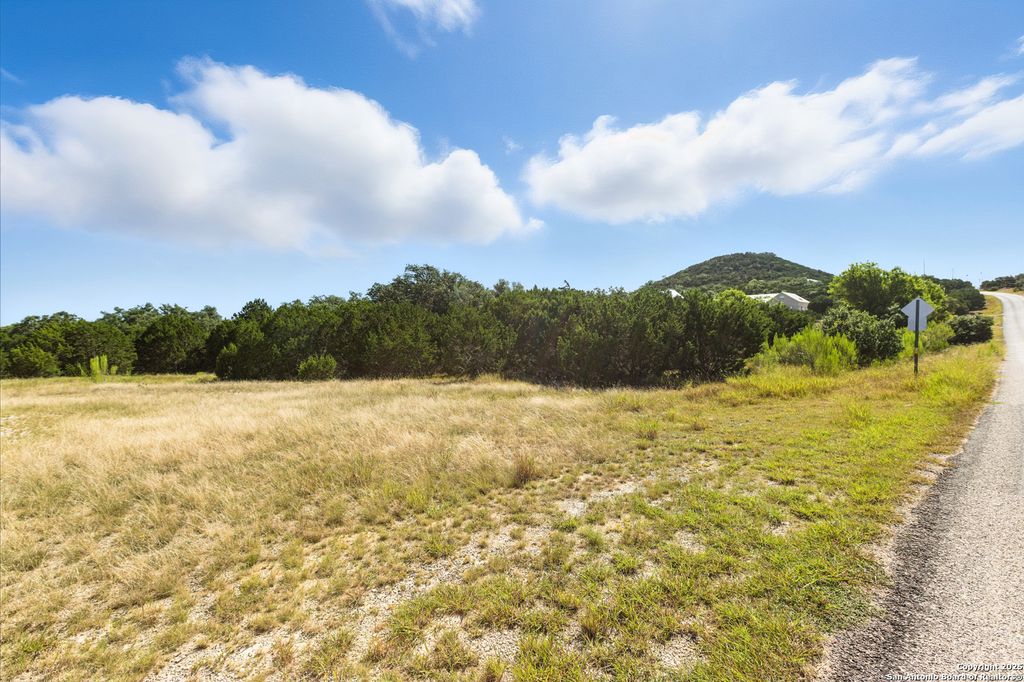 672 Lakepark Dr, Lakehills, TX 78063