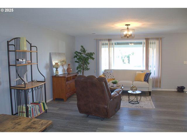 301 S EVEREST St, Newberg, OR 97132