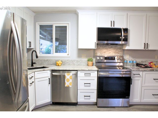 301 S EVEREST St, Newberg, OR 97132