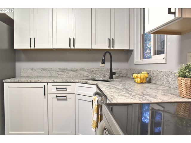 301 S EVEREST St, Newberg, OR 97132