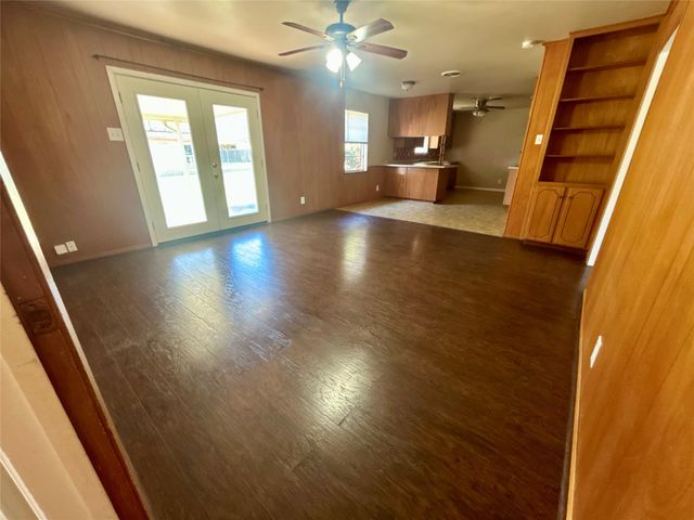 406 NW 5th Street, Hubbard, TX 76648