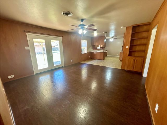 406 NW 5th Street, Hubbard, TX 76648