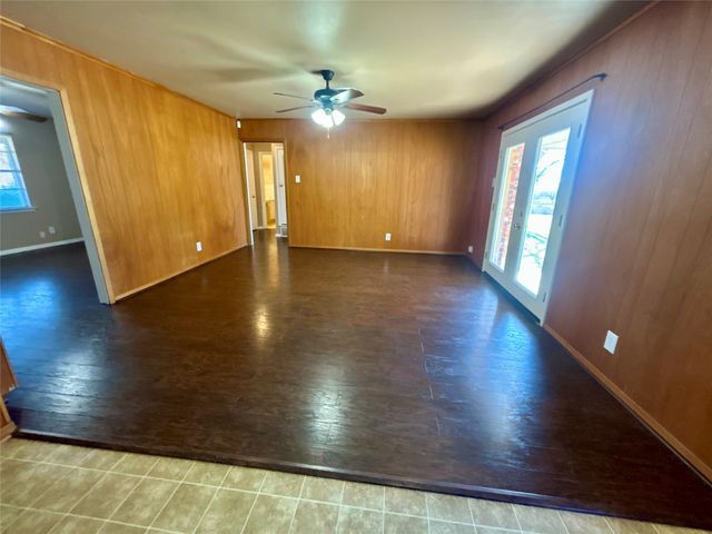 406 NW 5th Street, Hubbard, TX 76648
