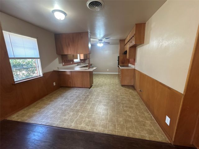 406 NW 5th Street, Hubbard, TX 76648