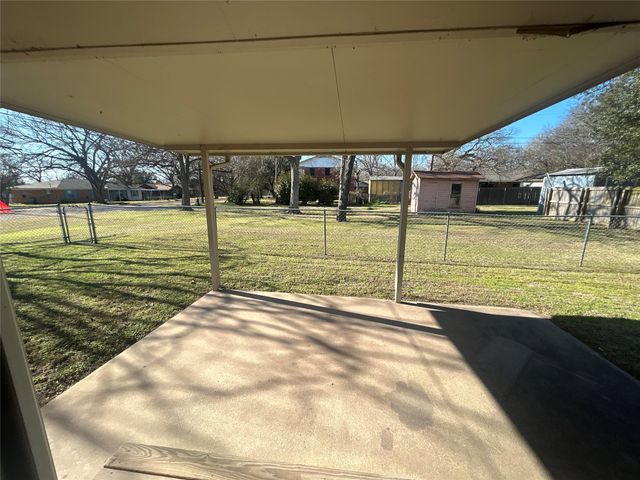 406 NW 5th Street, Hubbard, TX 76648