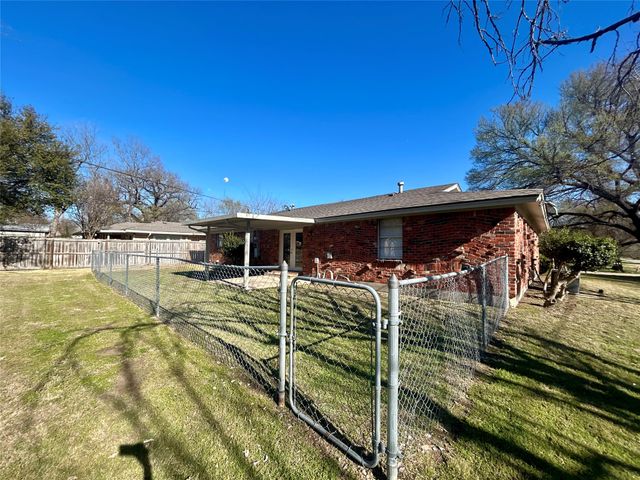 406 NW 5th Street, Hubbard, TX 76648