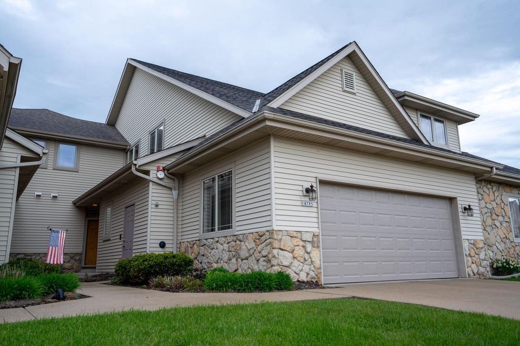 14785 W Wilbur DRIVE, New Berlin, WI 53151
