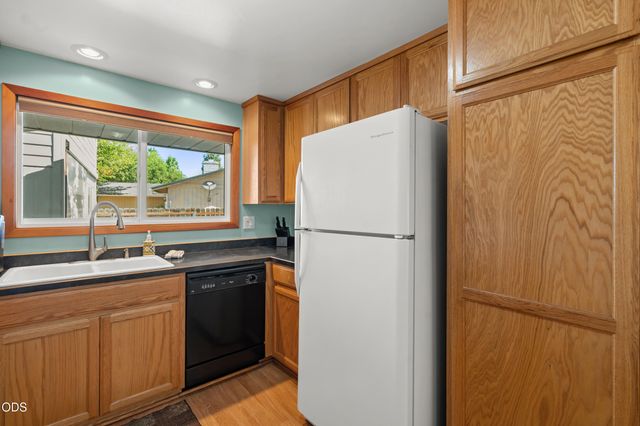 7680 Gladstone Avenue, White City, OR 97503