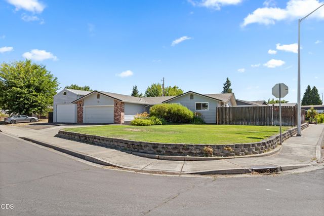 7680 Gladstone Avenue, White City, OR 97503
