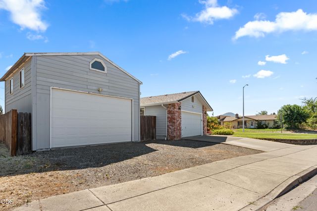 7680 Gladstone Avenue, White City, OR 97503