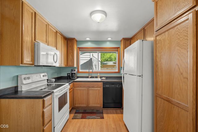 7680 Gladstone Avenue, White City, OR 97503