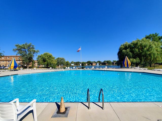 9374 Bay Colony Drive 2S, Des Plaines, IL 60016