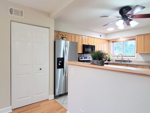 9374 Bay Colony Drive 2S, Des Plaines, IL 60016