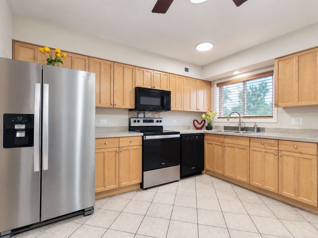9374 Bay Colony Drive 2S, Des Plaines, IL 60016
