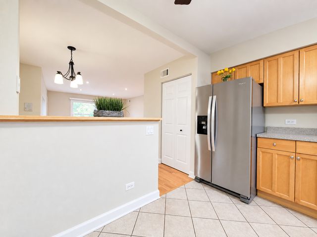 9374 Bay Colony Drive 2S, Des Plaines, IL 60016