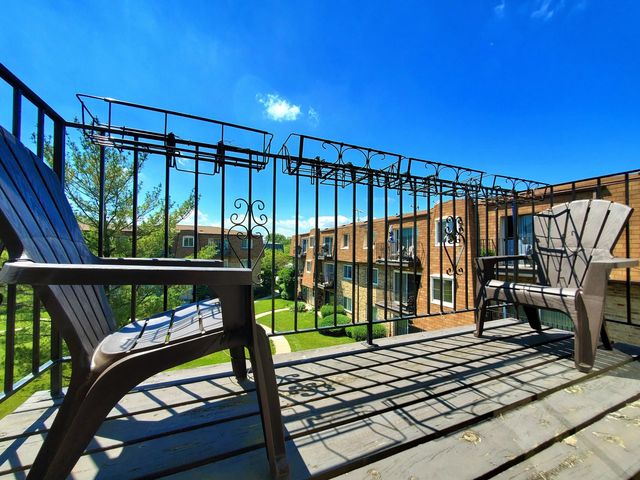 9374 Bay Colony Drive 2S, Des Plaines, IL 60016