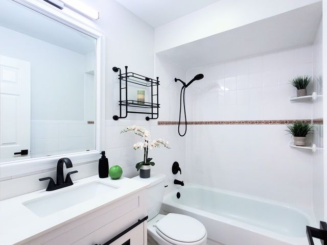9374 Bay Colony Drive 2S, Des Plaines, IL 60016