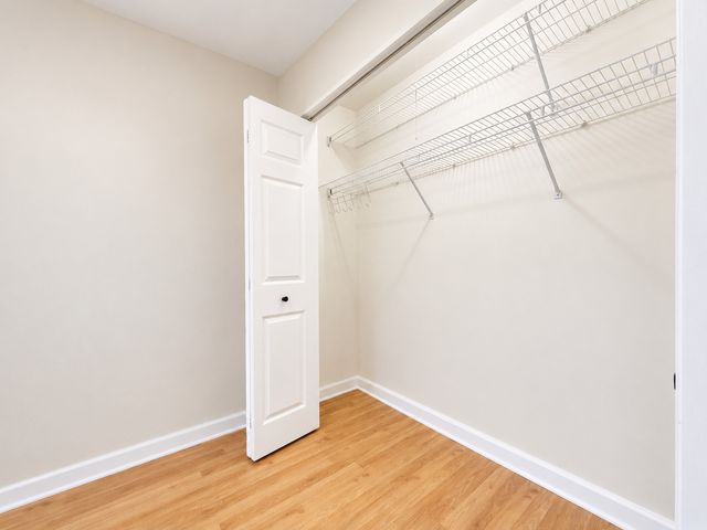 9374 Bay Colony Drive 2S, Des Plaines, IL 60016
