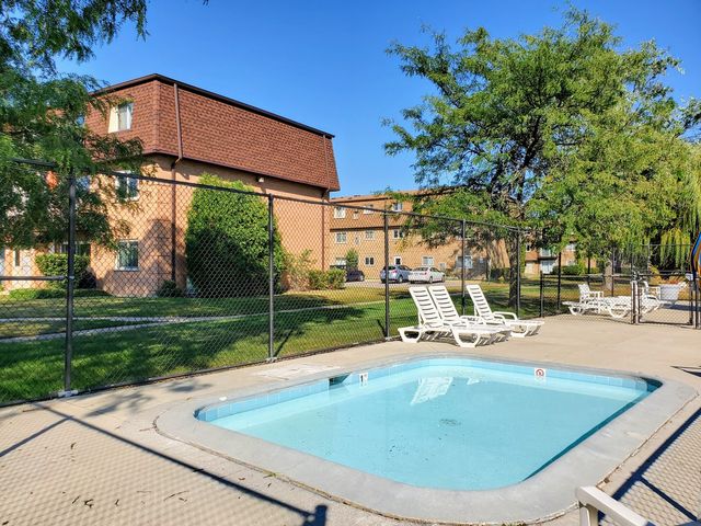 9374 Bay Colony Drive 2S, Des Plaines, IL 60016