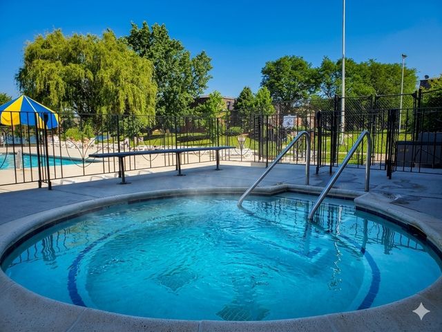 9374 Bay Colony Drive 2S, Des Plaines, IL 60016