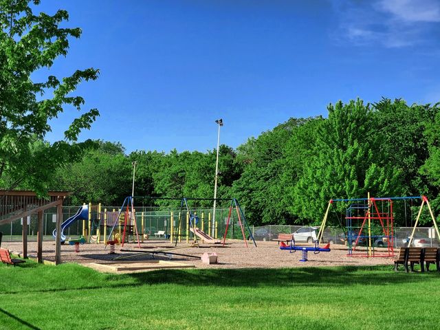 9374 Bay Colony Drive 2S, Des Plaines, IL 60016