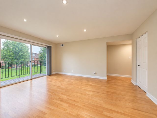 9374 Bay Colony Drive 2S, Des Plaines, IL 60016