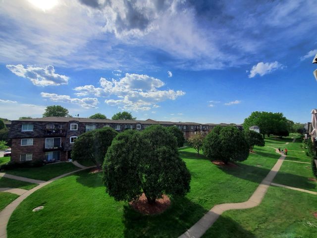 9374 Bay Colony Drive 2S, Des Plaines, IL 60016