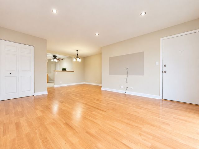 9374 Bay Colony Drive 2S, Des Plaines, IL 60016