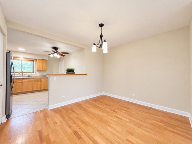 9374 Bay Colony Drive 2S, Des Plaines, IL 60016