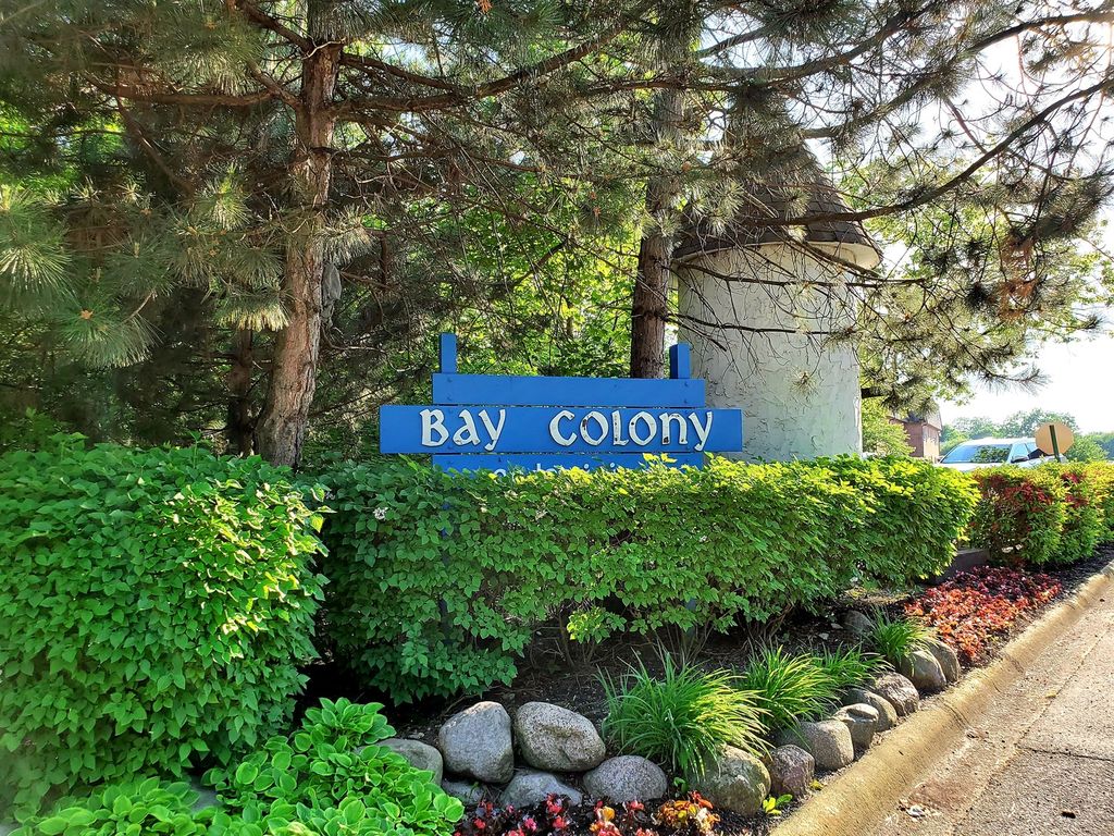 9374 Bay Colony Drive 2S, Des Plaines, IL 60016
